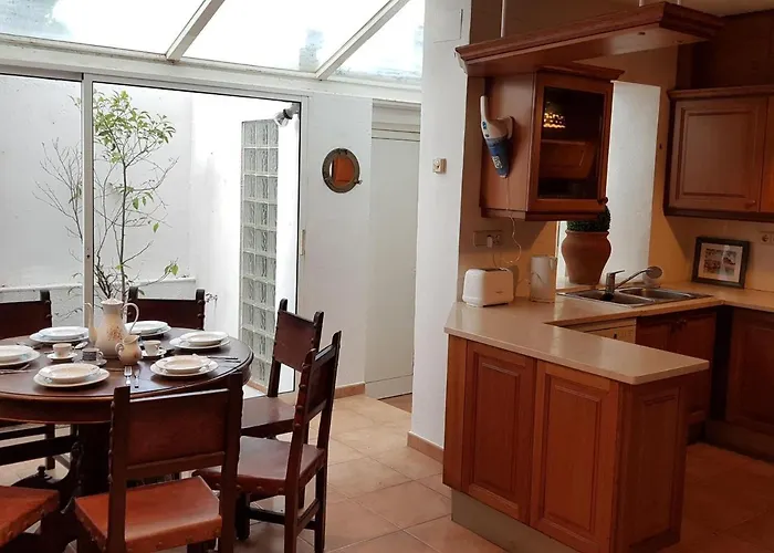 Дом отдыха Elegante A Pres De La Plage, Climatisee Avec Terrasse Et Proche Des Boutiques Et Restaurants - Es-209-35