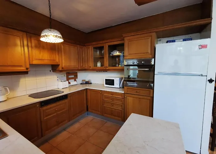 Elegante A Pres De La Plage, Climatisee Avec Terrasse Et Proche Des Boutiques Et Restaurants - Es-209-35 *